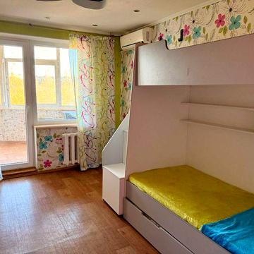 Продам 3к. кв. вул. Співдружності 7 (173 кв.) з меблями + перегородка