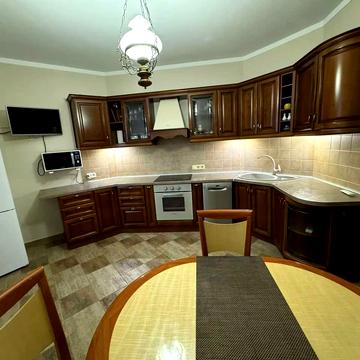 Миколи Амосова вул., 4