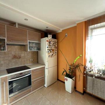 Дарницький бульв., 8