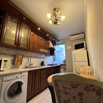 Предславинська вул., 38