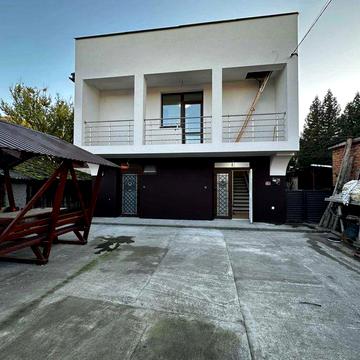 Продається житловий будинок + магазин в м. Тячів