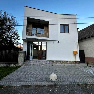 Продається житловий будинок + магазин в м. Тячів