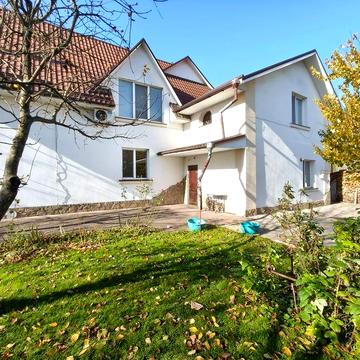 Здається в оренду, пів Будинку, центр, Сінний р-н, окремий двір.