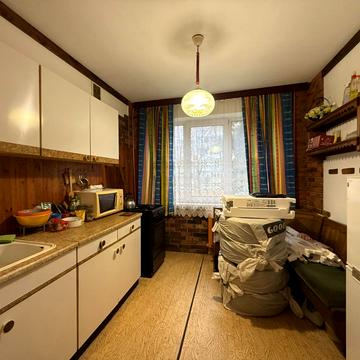 Тролейбусна вул., 8