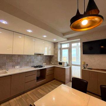 Оренда просторої трикімнатної квартири біля "Любави"