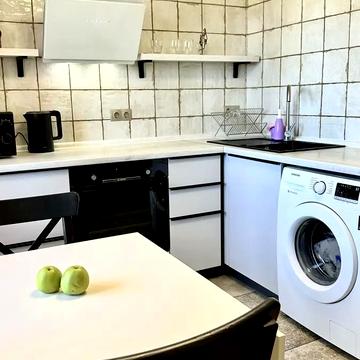 Вячеслава Чорновола вул., 16