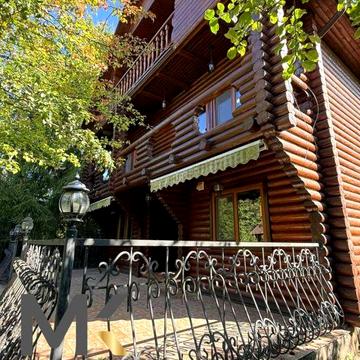 Будинок з басейном, банею, більярдною та гаражем