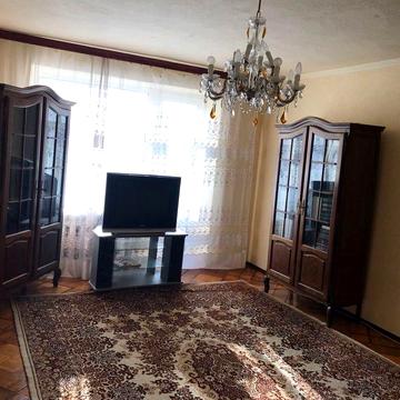 Здається в оренду трикімнатна квартира