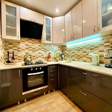 Новокостянтинівська вул., 7