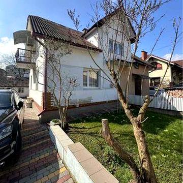 Оренда 2-поверховий будинок біля центру з власним двором