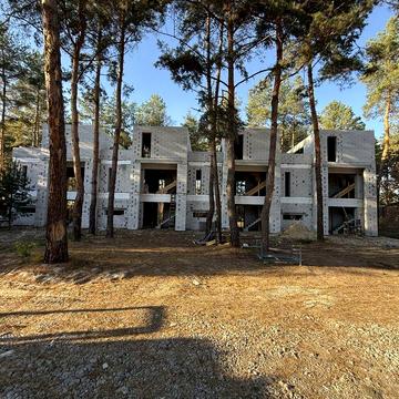 Власне житло в сосновому лісі,закрита територія,асфальт,всі комунікаці