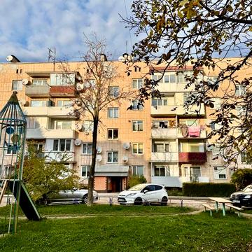 Продається 4-кімнатна квартира смт. Заводське