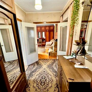 Продається 4-кімнатна квартира смт. Заводське