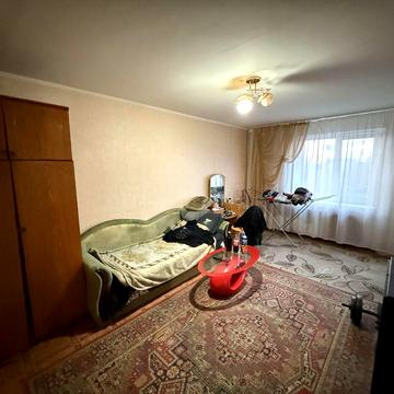 Однокімнатна. Косметичний стан. Не кутова. Цегла. Біля зупинки ЖК Великотирнівська 25/2