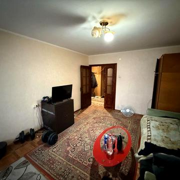 Однокімнатна. Косметичний стан. Не кутова. Цегла. Біля зупинки ЖК Великотирнівська 25/2