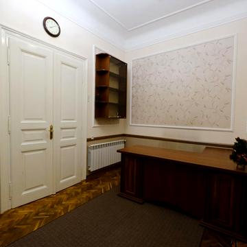 Євгена Коновальця вул. (), 20