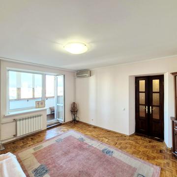 Дніпровська набережна вул., 7