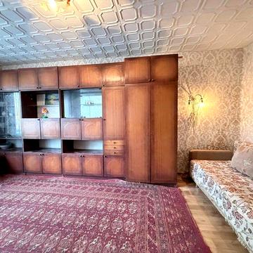 Продам 1 ком. гостинку со своим с/узлом и мини кухней.(404470)