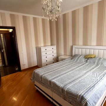 Дніпровська набережна вул., 25