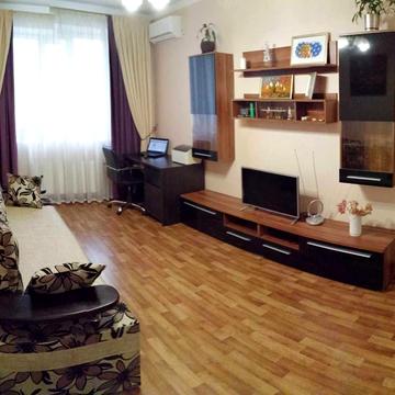 Академіка Амосова вул., 22