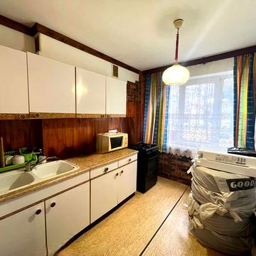 Тролейбусна вул., 8