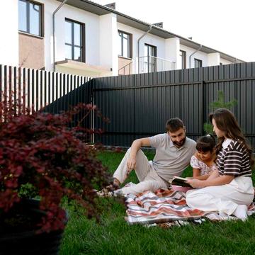 Таунхаус із Повністю приватним ДВОРОМ!