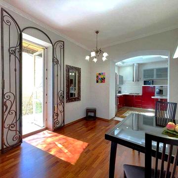 3к кв. особнячного типу. 128+47 м.кв. Власне подвіря, гараж, укриття.