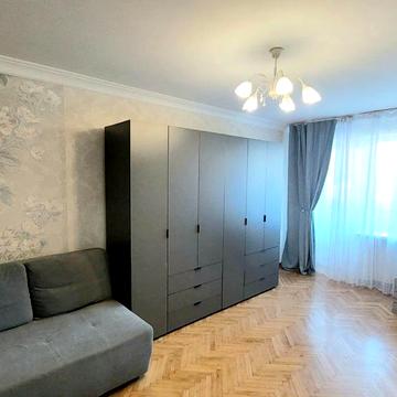 Сімферопольська вул., 11