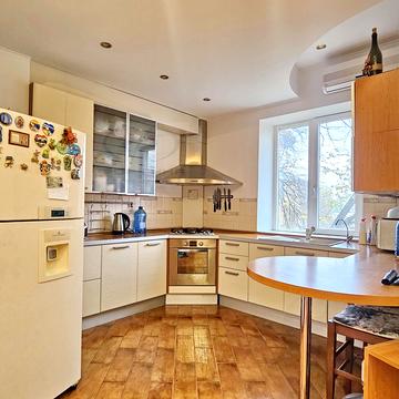 Небесної Сотні вул., 38