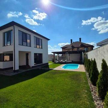 Продам новый дом в Новоалександровке. Бассейн, камин.