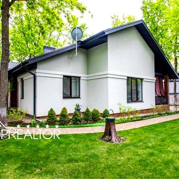 У продажі затишний будинок у котеджному селищі Лісне!