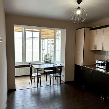 Володимирська вул., 9