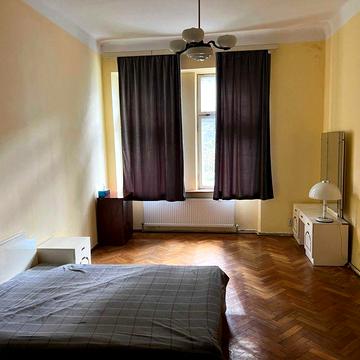 Продаж 2 кім. кв. з приватизованим гаражем у дворі на вул. Пекарській