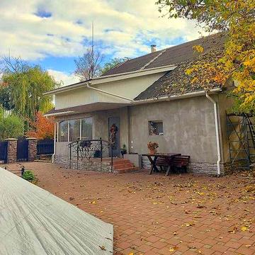 Домоволодіння в  центрі с.Мошни з басейном, 143кв.м, 27 соток