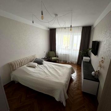 Незалежності бульв. (50 років Жовтня), 11-А