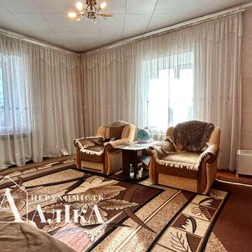 Продам велику 3-кімнатну квартиру в серці Старого міста