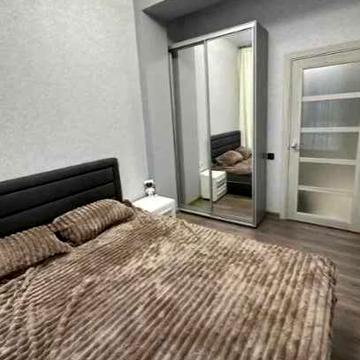 Однокімнатна в новобудові. Ремонт. Метро пішки