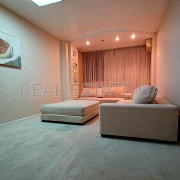 Трикімнатна квартира на Березняках, пр-т  Павла Тичини буд. № 6.