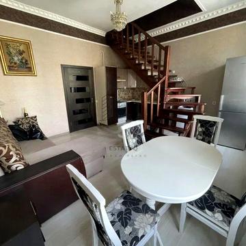 Продам 2х поверхову 4х кімнатну квартиру-студію, Центр