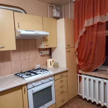 Сдам гарну двокімнатну квартиру в зручному районі для сімї.