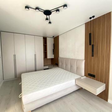 Михайла Грушевського вул., 14