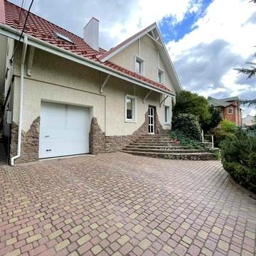 Підлісна вул., 44