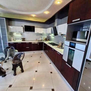 Михайла Комарова вул.