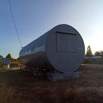 Житло в бочці, поруч ліс та озеро