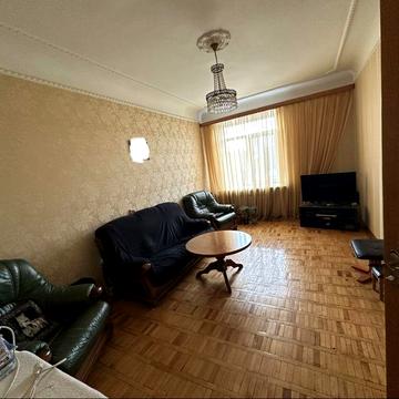 2-ух комнатную квартиру на Защитников Украины