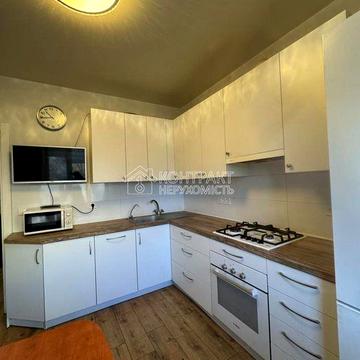 Продається простора 1-кім кв біля Ботанічного саду!!!