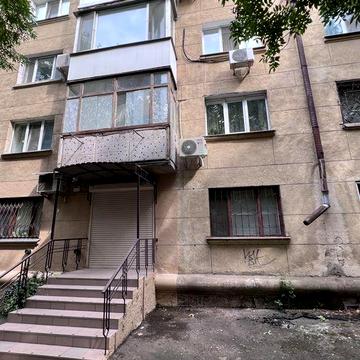 Продаю 2 комн. Сталинку , старый центр , 1 этаж