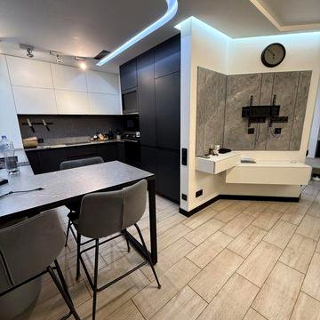 Продам квартиру з ремонтом !