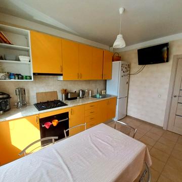 Освіти вул., 4