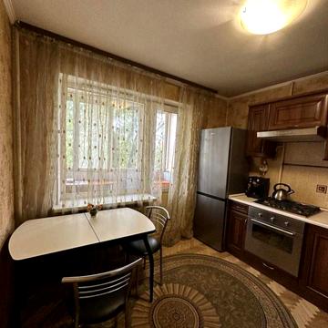 Оболонська пл. (Дружби Народів СРСР), 1